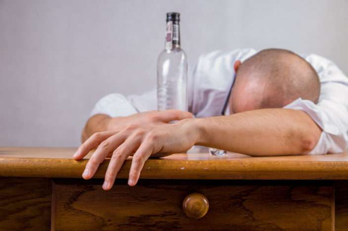 忘れたいお酒の失敗 酒の席でやらかした時に立ち直る方法は